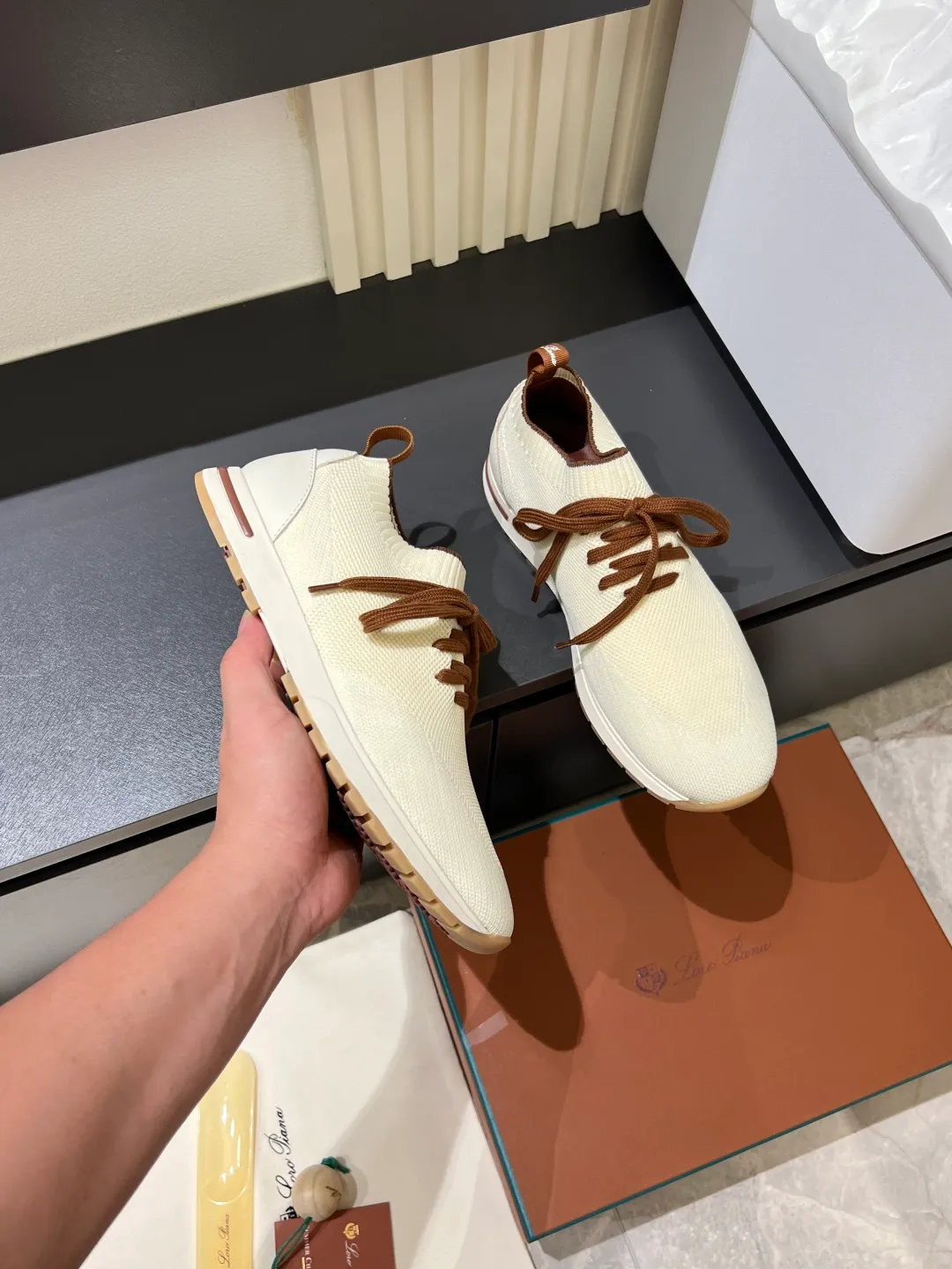 Men's Men's Shoes 💰p380 Loro Men's Shoes 💰piana/Noyo Piana 360 L Men's Shoes 💰p Flexy Walk Men's Sports Shoes These sports shoes are made of knitted wool uppers, and the heel is wrapped in smooth calf leather. Merino sheep are selected from Australia and New Zealand. The upper is machine-woven like a sweater, and then equipped with a white rubber outsole and a Kummel-colored sole. It is both beautiful and non-slip. The fabric is 100% cashmere and the insole is calf leather. It is super comfortable on the feet! Comes with full original packaging! Multiple colors available! Size: 38-44 (45 customized)